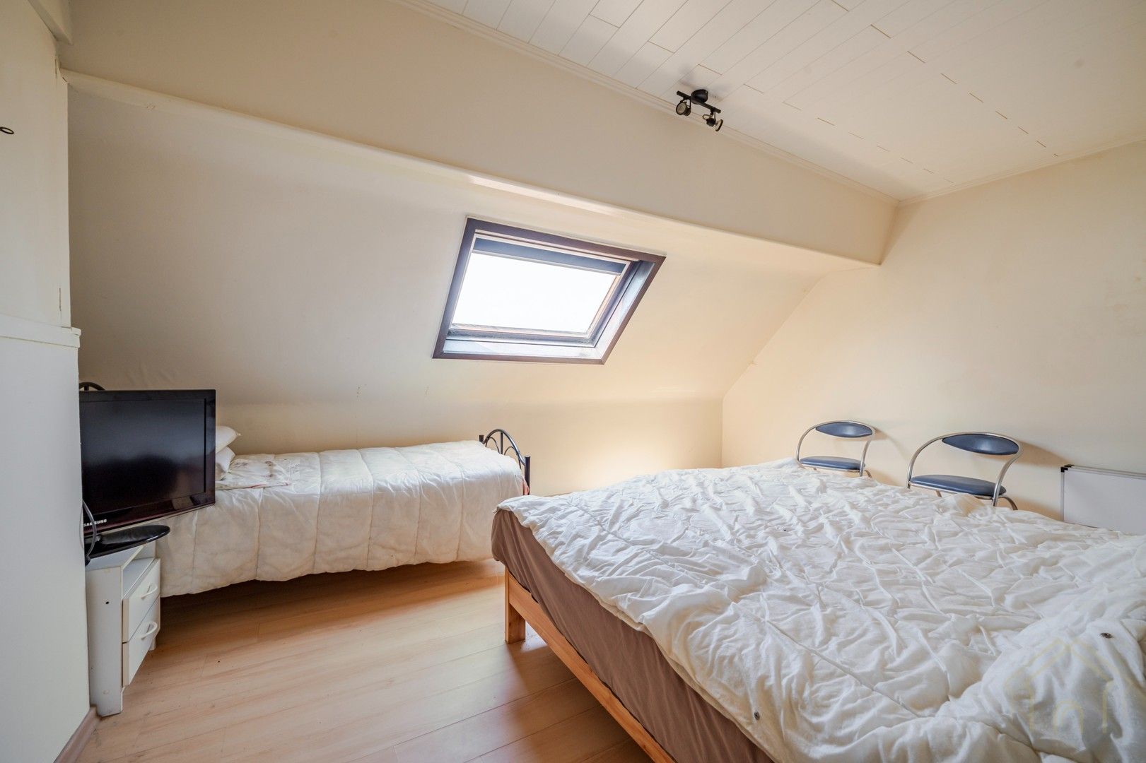 Te renoveren woning met garage, uitweg en grote tuin in hartje Zwevegem foto 6