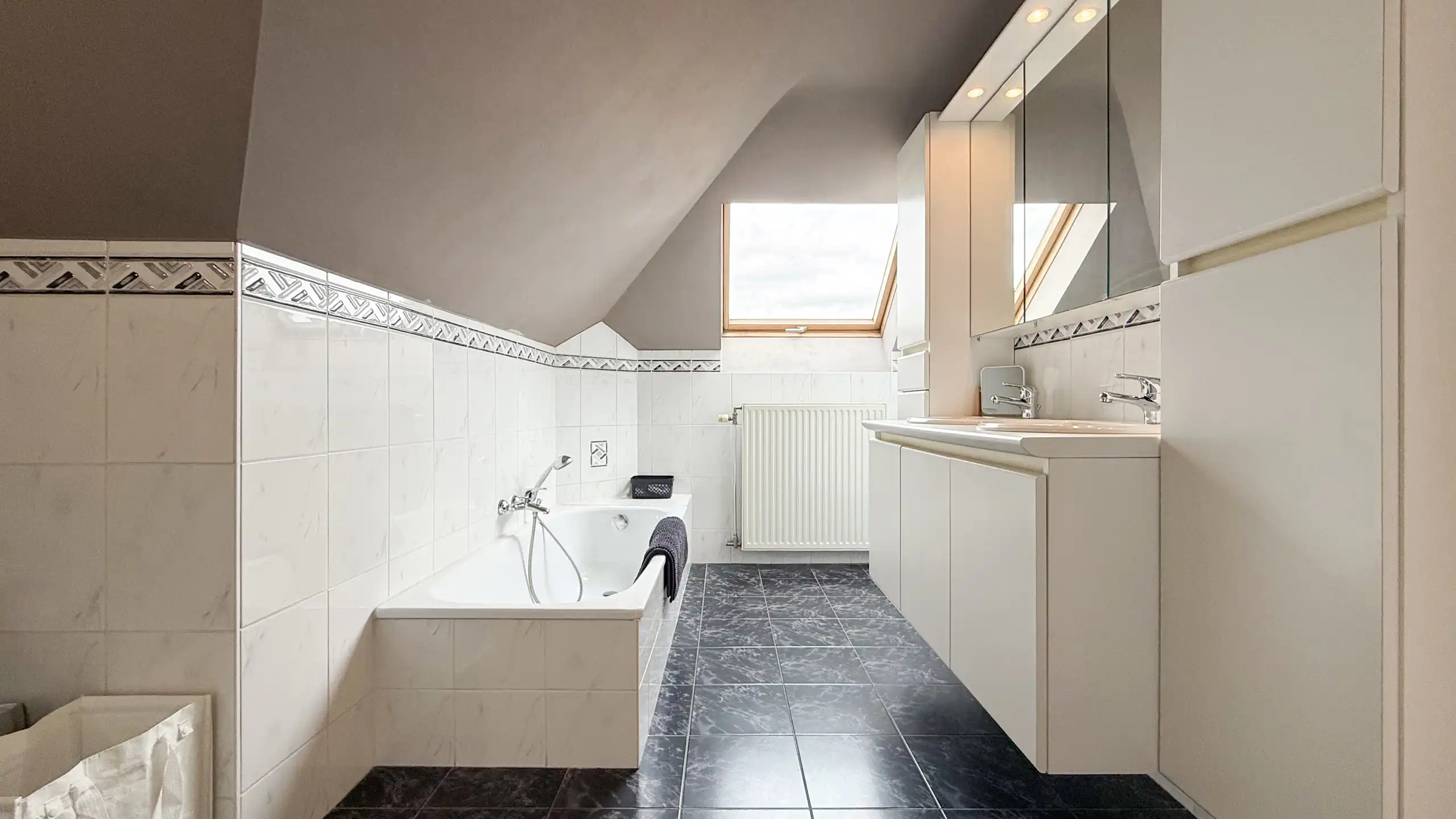 Zeer ruim appartement met 4 slaapkamers en parking in Tuilt! foto 33