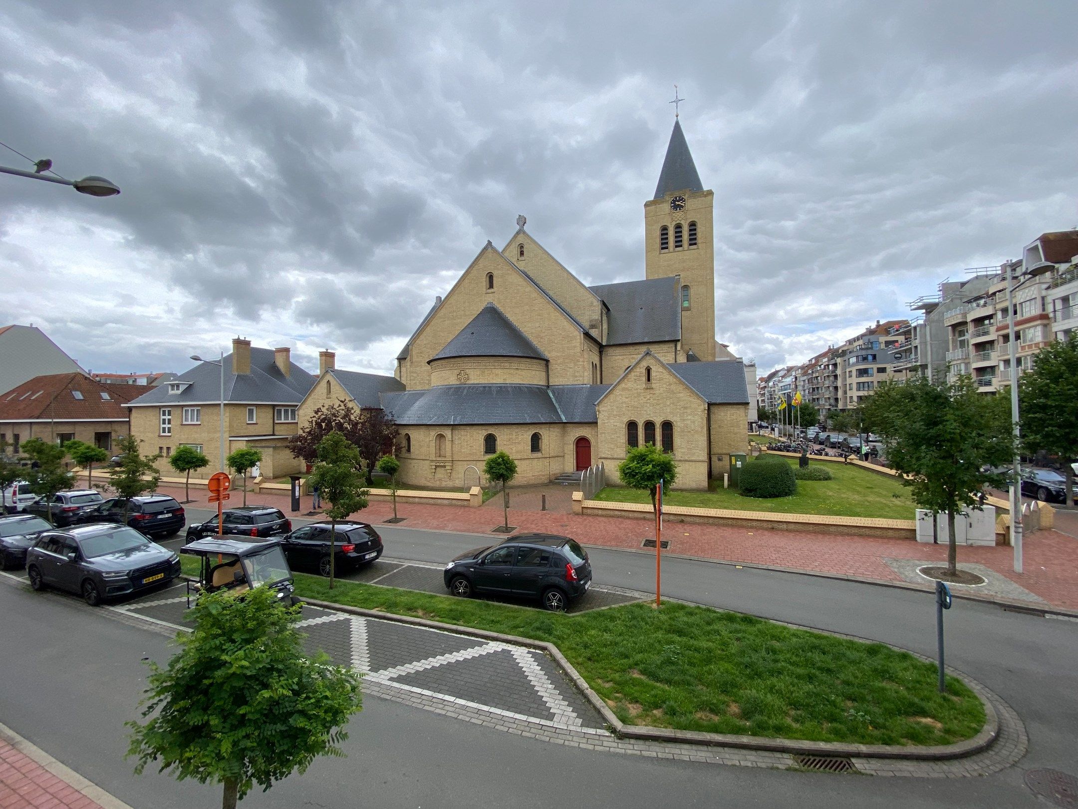  Dit appartement op de eerste verdieping, met een totale oppervlakte van 140 m², bevindt vlakbij de zeedijk en rechtenover de kerk in de Dumortierlaan te Knokke foto 12