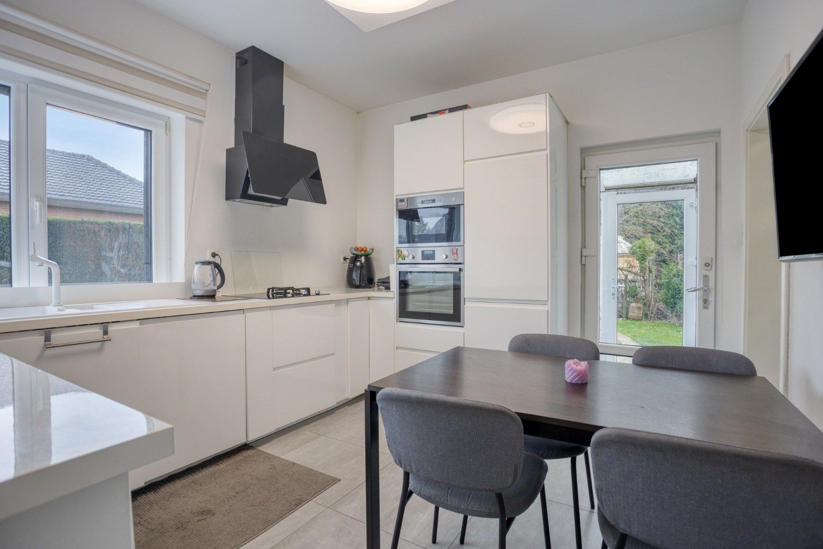 Rustig gelegen, vernieuwde woning met 4 slaapkamers en grote tuin foto 8