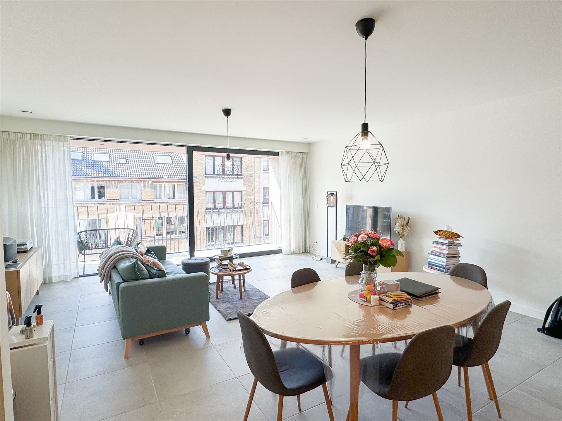 Lichtrijk nieuwbouw appartement met terras en garageplaats foto 3