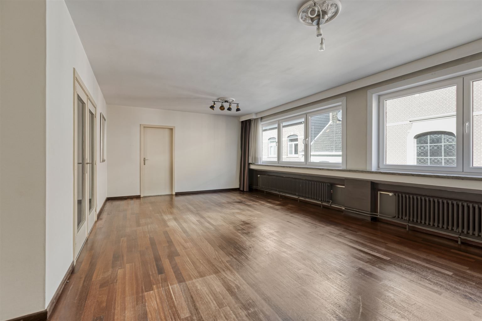 Prachtig ruim appartement met 3 slaapkamers en autostaanplaats gelegen in het hart van Maaseik.  foto 2