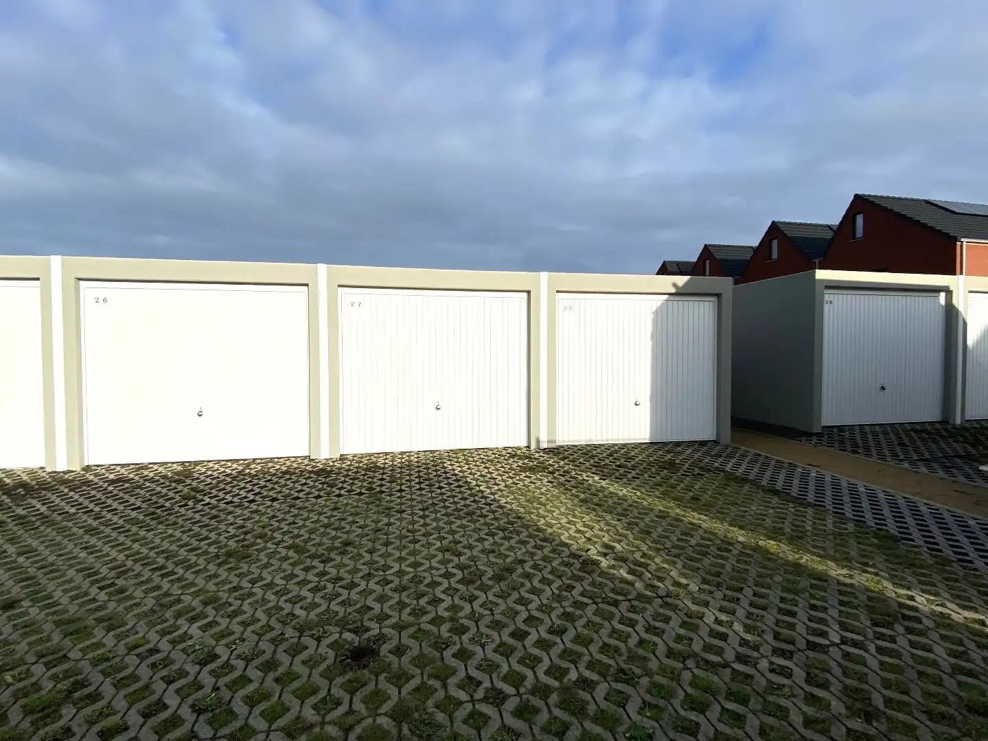 RECENTE GARAGEBOX GELEGEN IN WOONWIJK TE HEULE foto 3