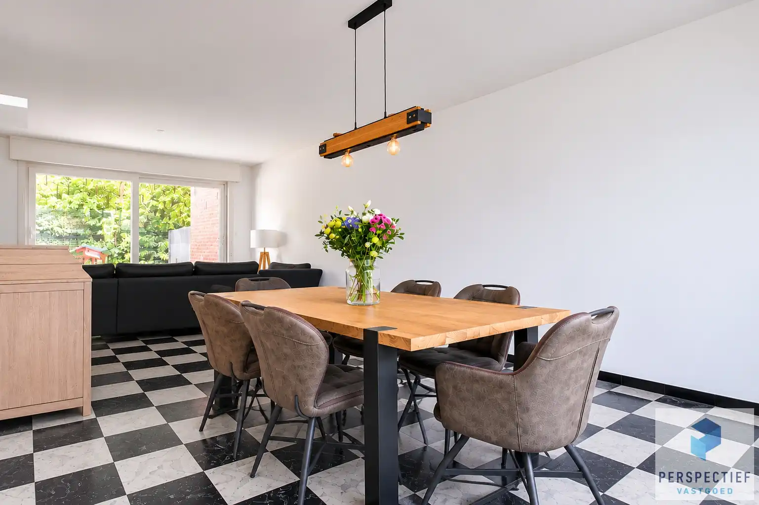 RUIME LICHTRIJKE WONING met 4 SLPKS, GARAGE en grote TUIN foto 4