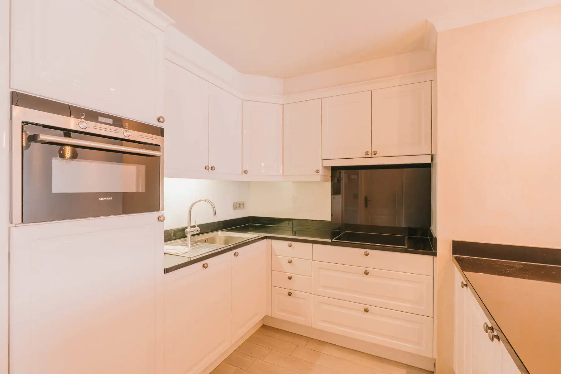 Instapklaar gelijkvloers appartement met riant ruimtegevoel foto 9