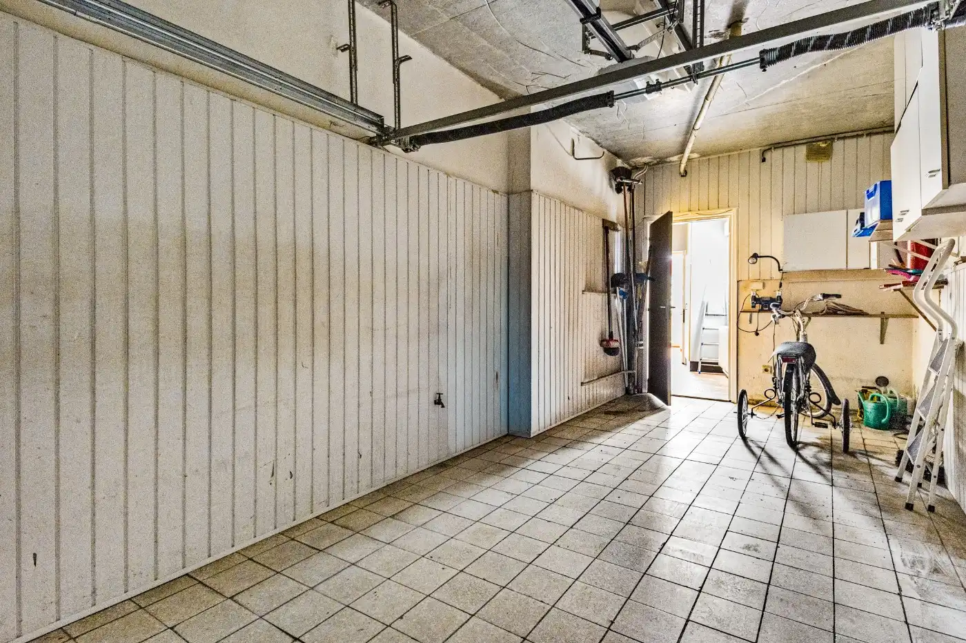 Grote, goed onderhouden, te renoveren woning met 3 slpk., garage en tuin foto 14