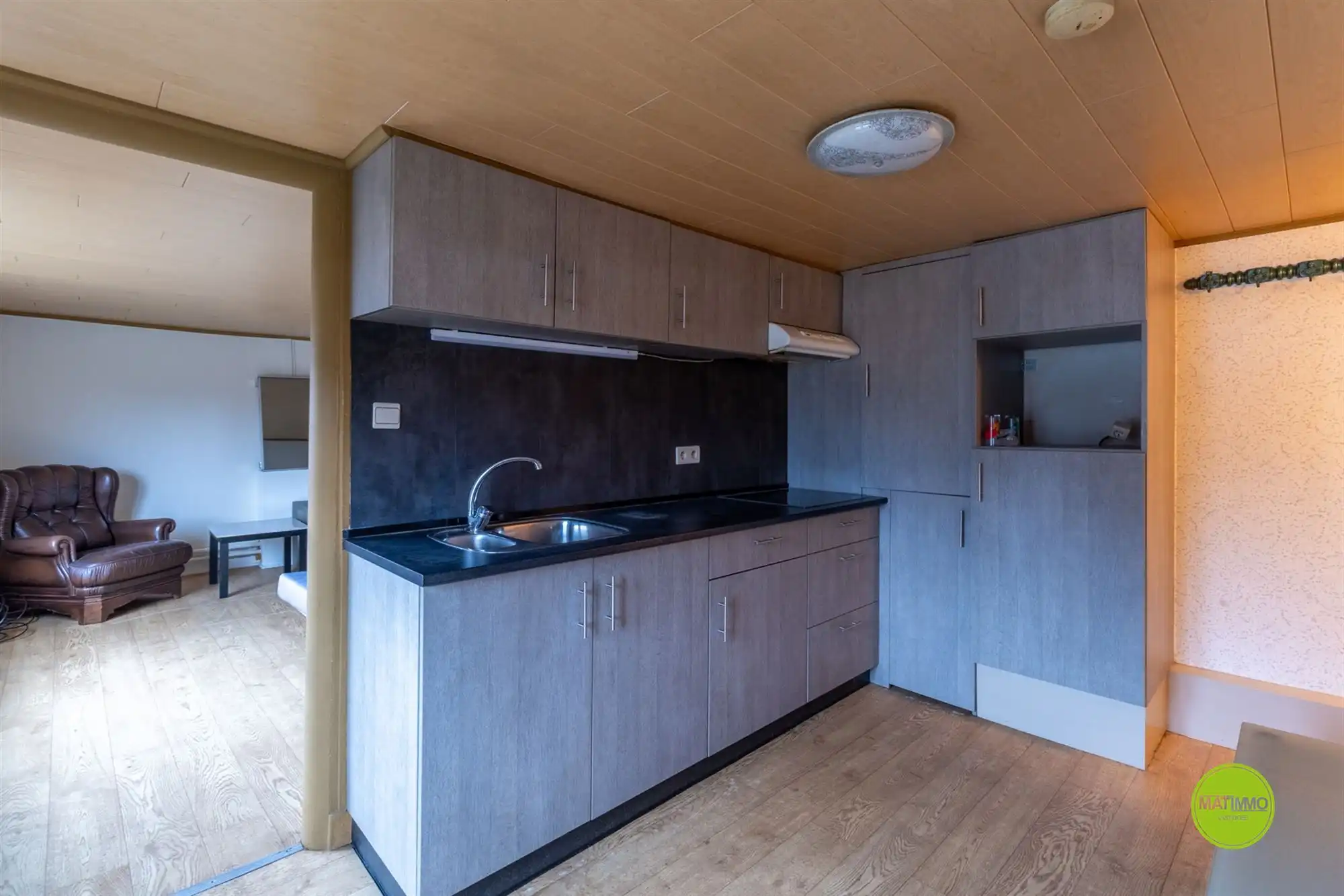 Ruim handelshuis met 4 slaapkamers én acherliggende grond foto 12