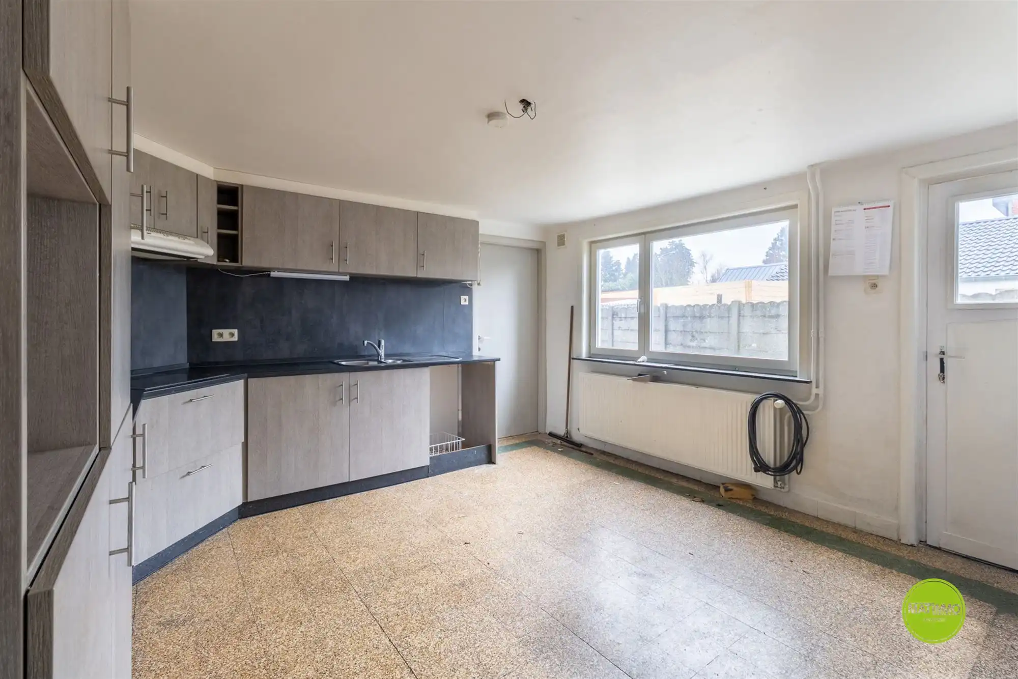 Ruim handelshuis met 4 slaapkamers én acherliggende grond foto 12