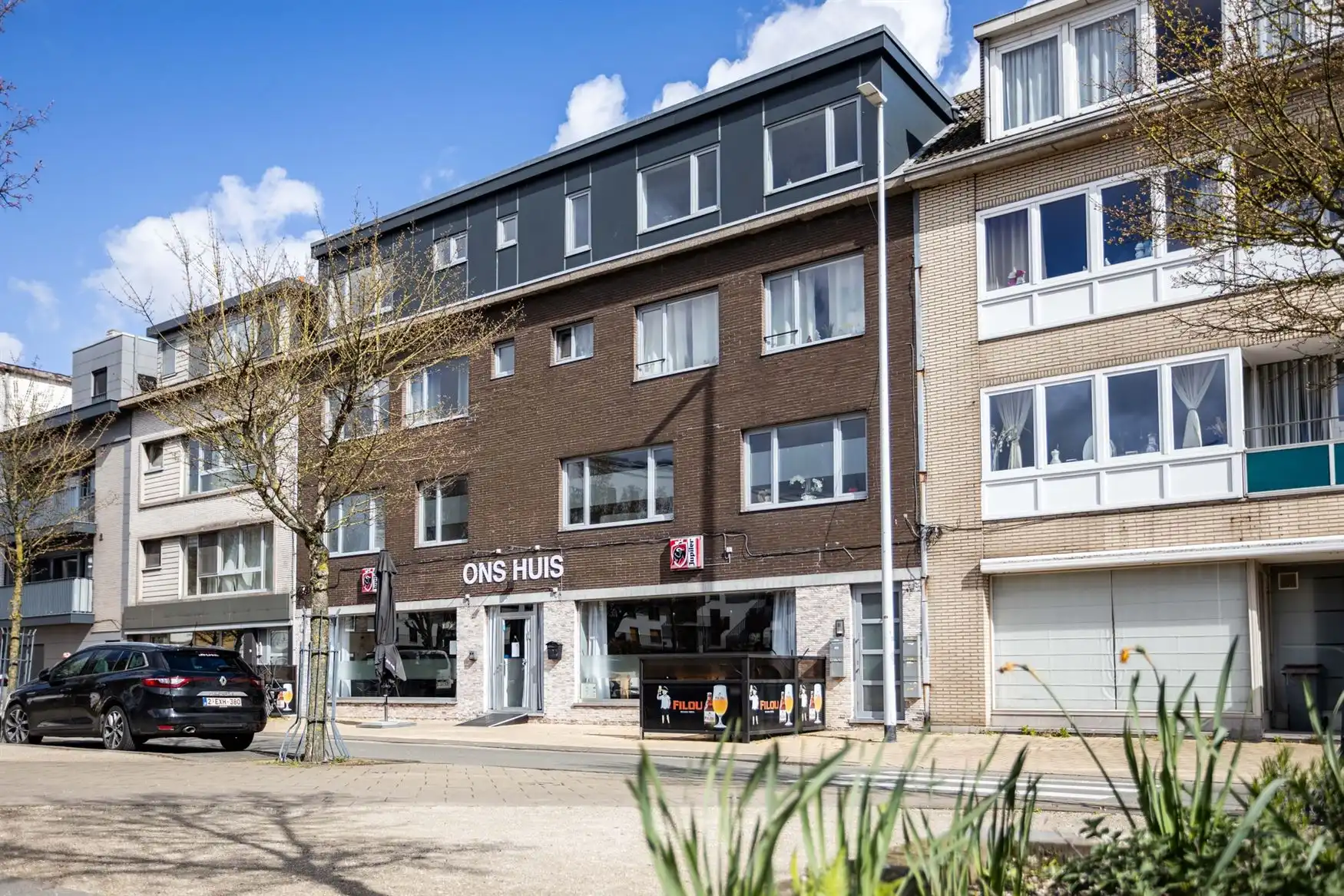 Opbrengsteigendom met handelspand en 5 appartementen in Zelzate foto {{pictureIndex}}