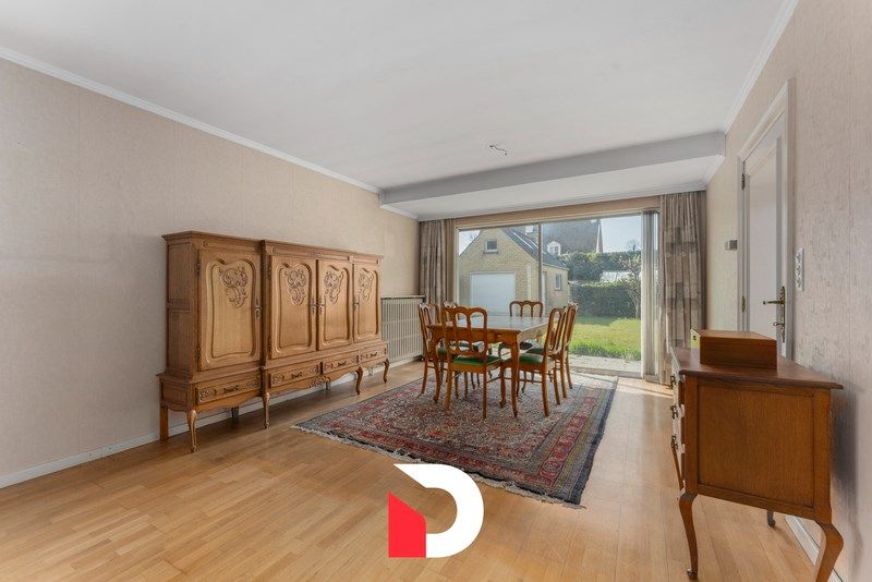 Deze statige halfopen woning is gelegen op een gegeerde en kindvriendelijke buurt te Oostkamp. foto 3