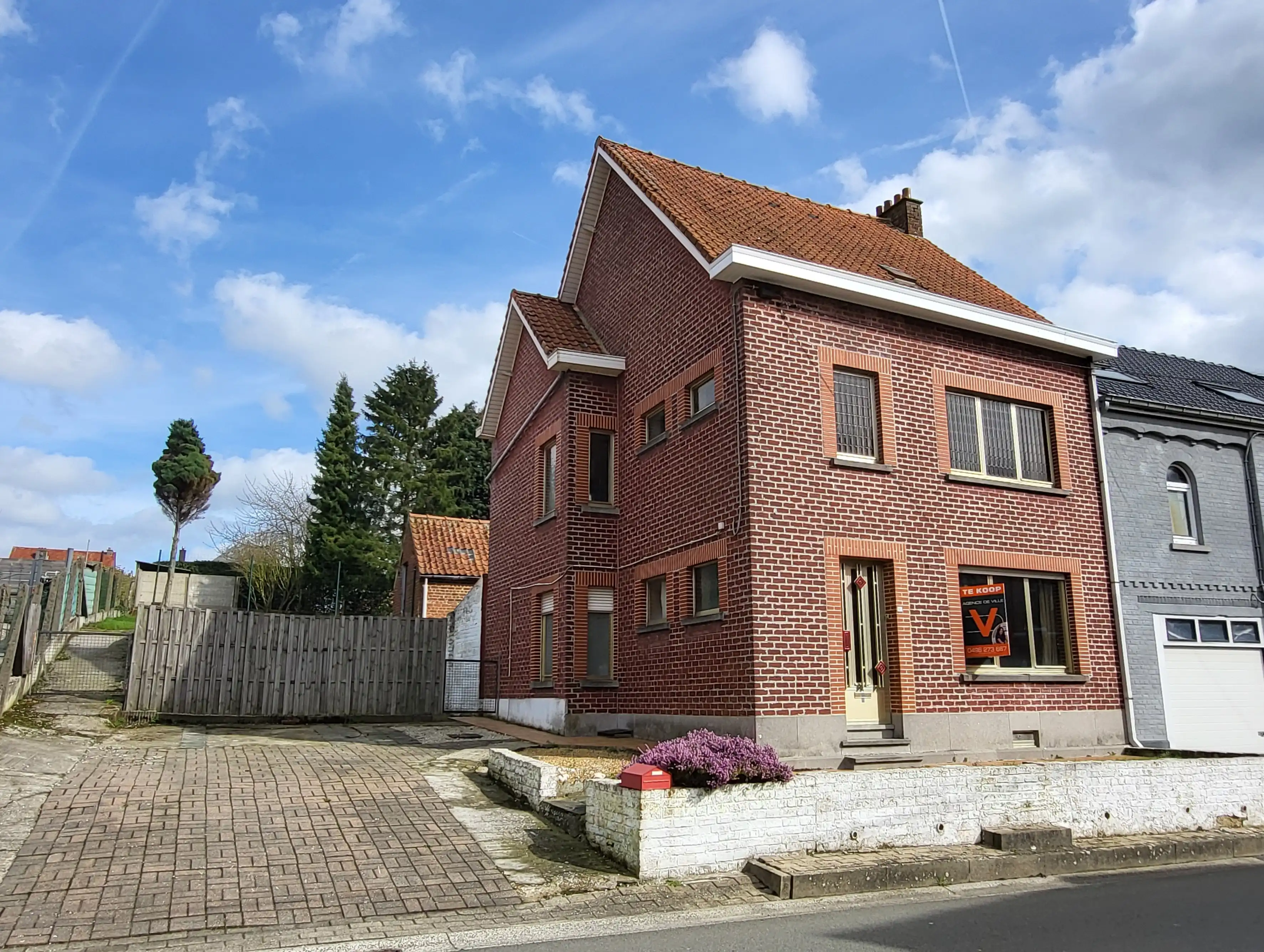 Hoofdfoto van de publicatie: Te renoveren woning met veel charme en ruime tuin op 671 m². 