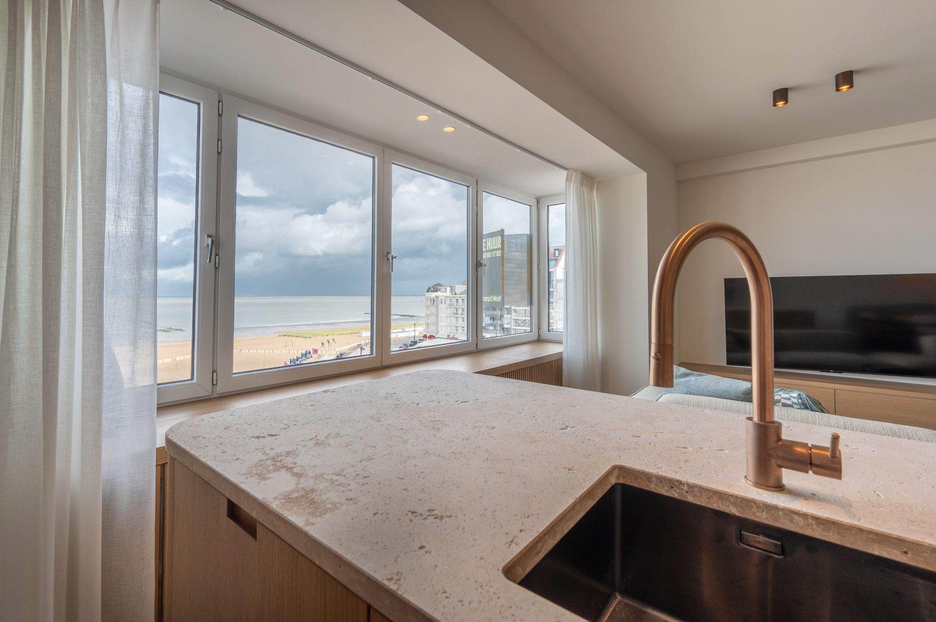 Gemeubeld: verfijnd gerenoveerd appartement op de zeedijk vlakbij het Rubensplein te Knokke! foto 6