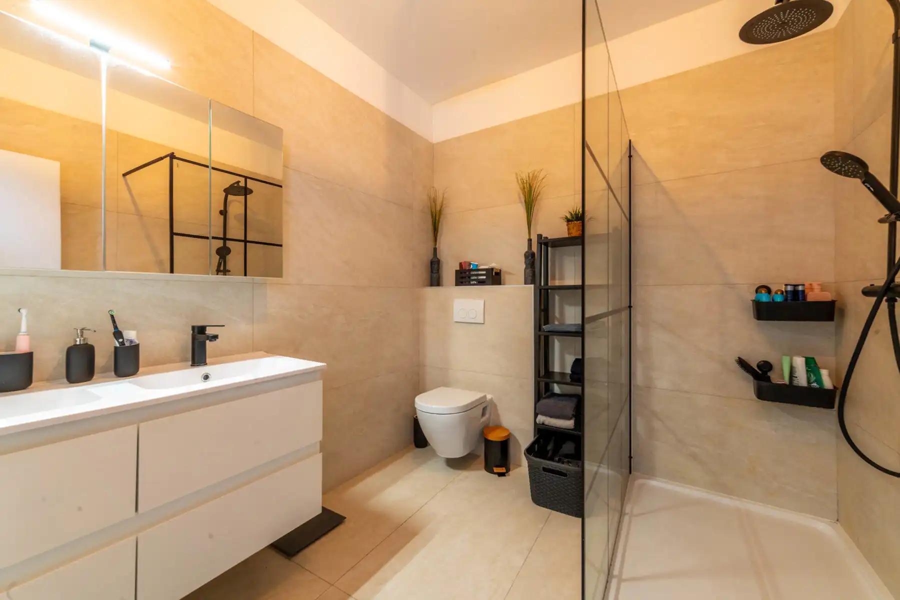 Instapklare, ruime gezinswoning met 5 slaapkamers en praktijkruimte te Boom. foto 11