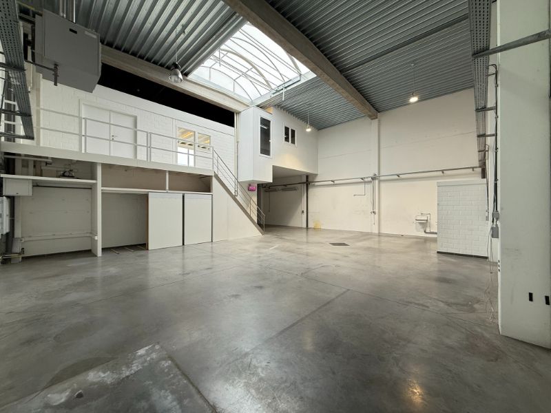 Modern bedrijfsgebouw met magazijn en kantoren foto 3