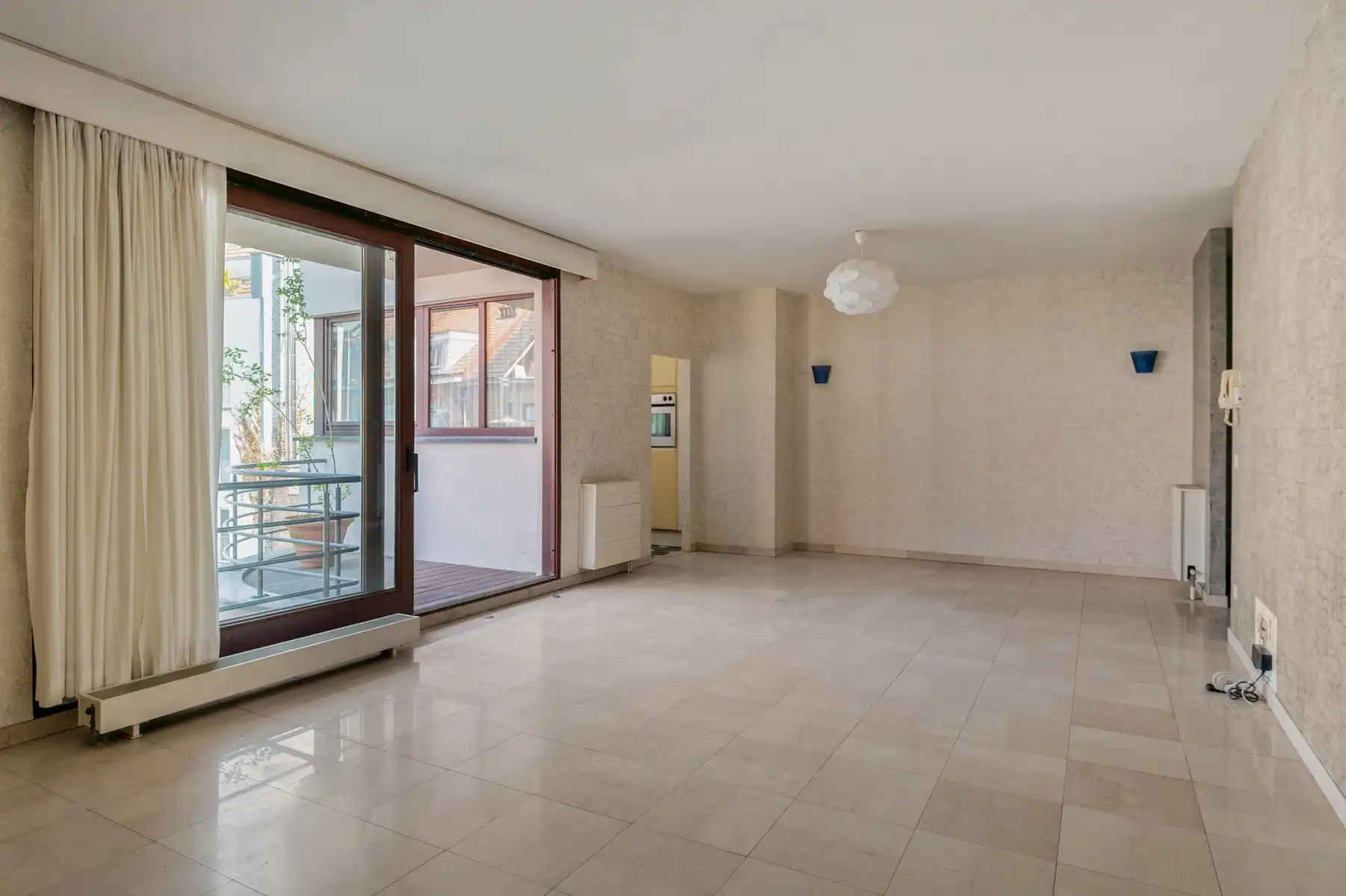 Lichtrijk appartement met terras op uitstekende locatie foto 2