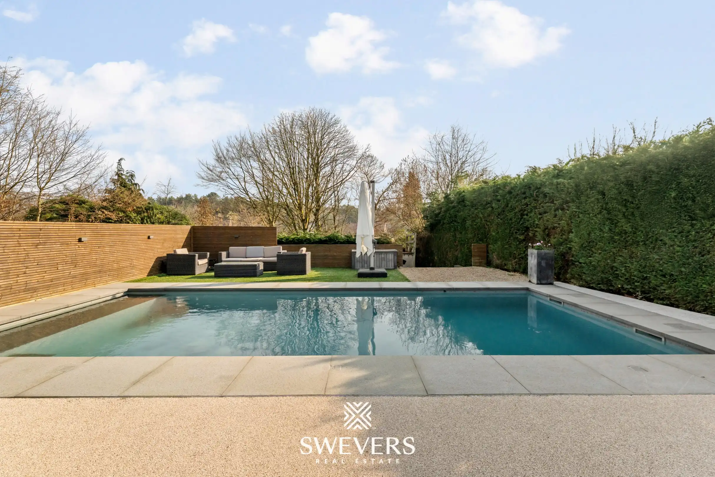 Ruime halfopen woning met zuidoostgerichte tuin en zwembad foto 29