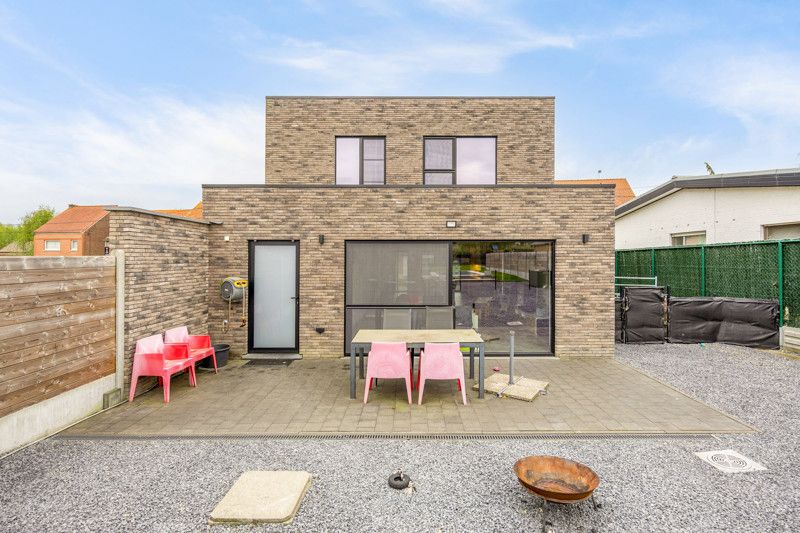 Recente, instapklare woning met garage en zwembad foto 12