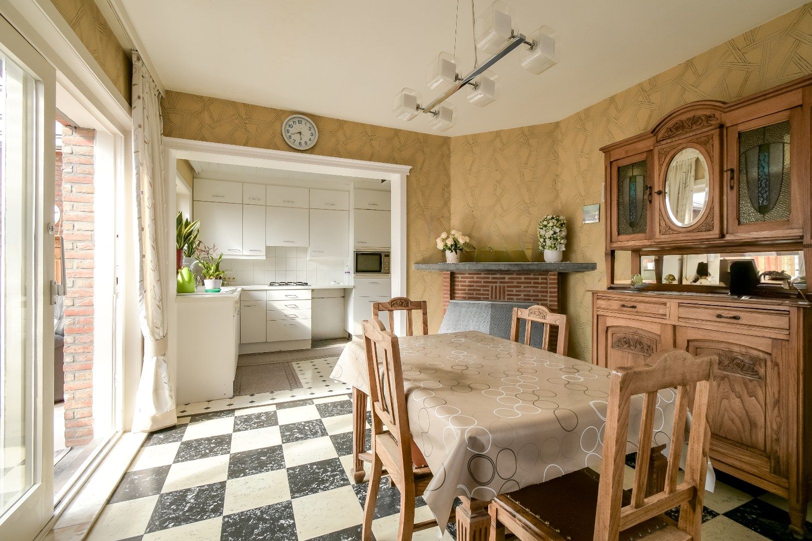 Welkom in deze charmante woning in Torhout! foto 8