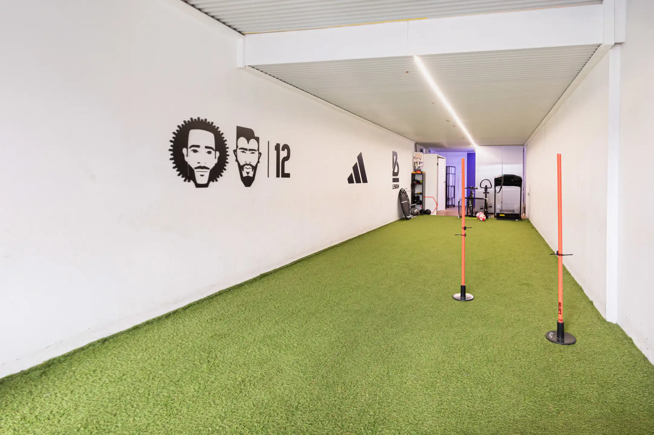 Handelspand van 285 m² met parking op toplocatie foto 8