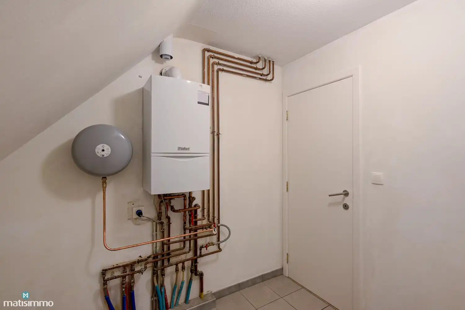 INSTAPKLAAR DUPLEX-APPARTEMENT MET 2 SLAAPKAMERS EN GARAGE NABIJ HET CENTRUM VAN BILZEN foto 8