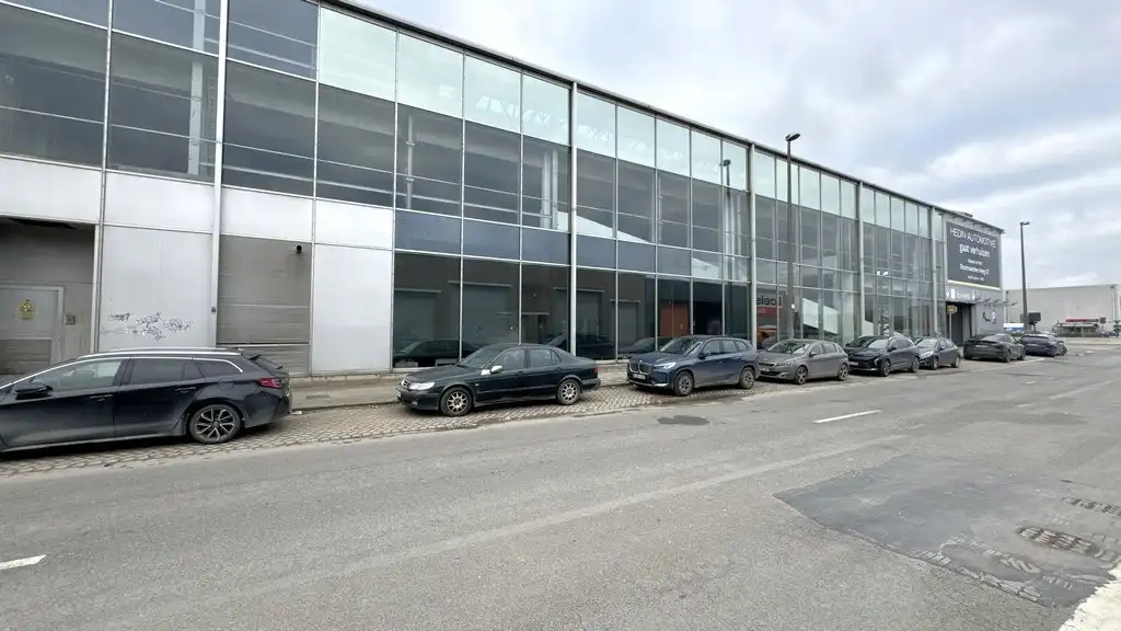 Magazijn met showroom te huur op commerciële site in haven Antwerpen foto 9