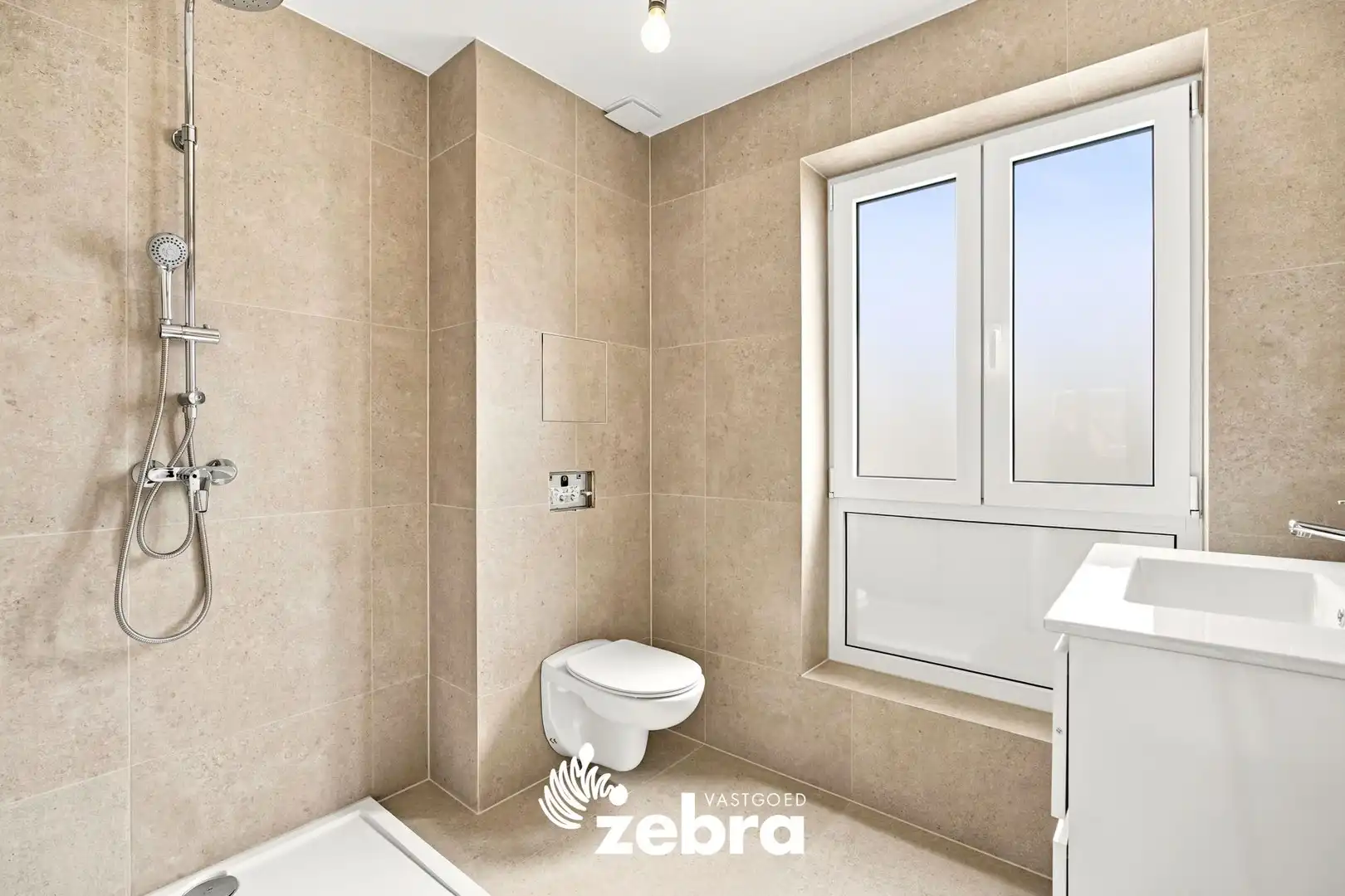 Gerenoveerde woning met uitweg op een rustige ligging in Izegem! foto 15