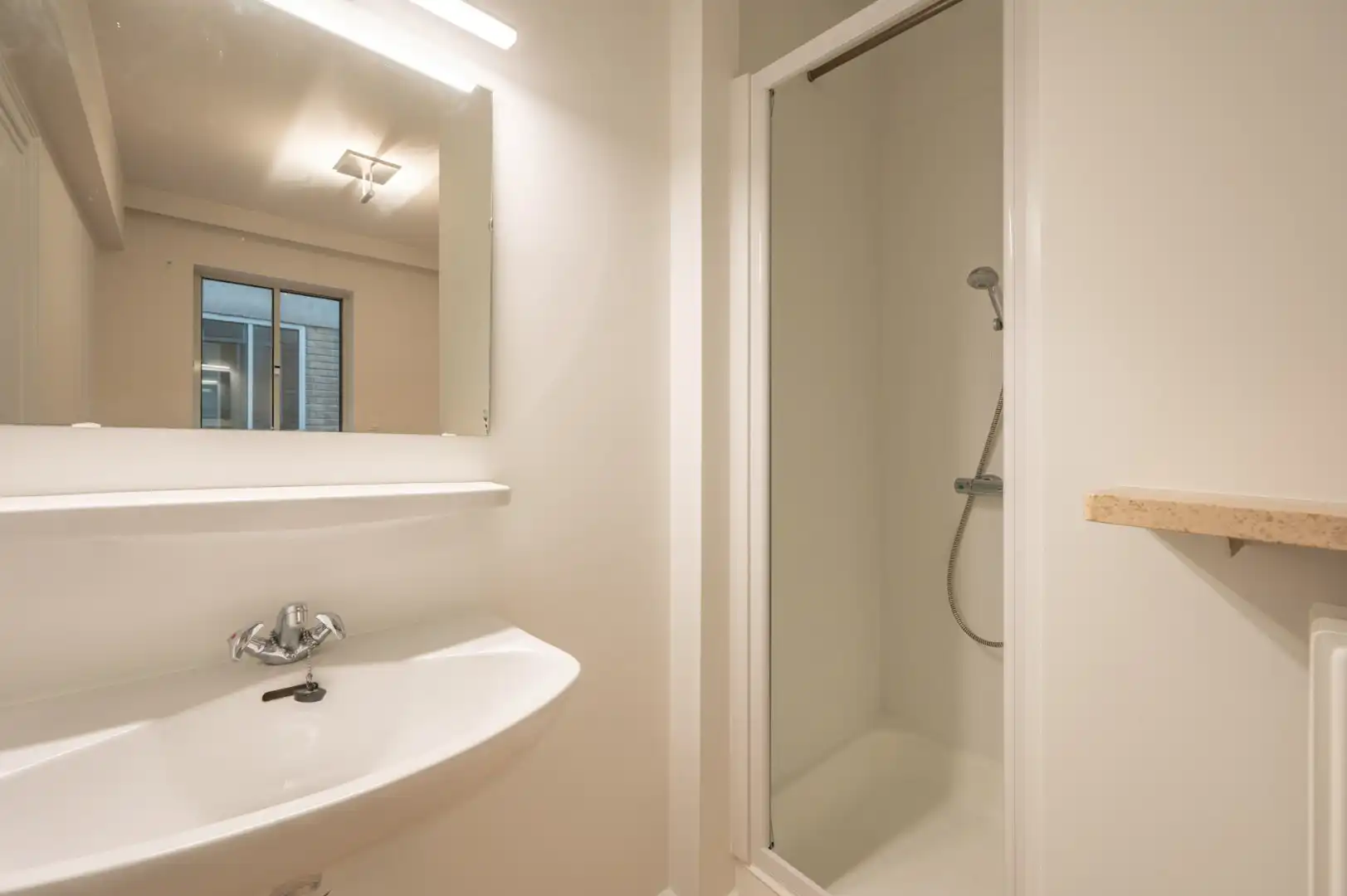 Ongemeubeld appartement, in de gerenommeerde residentie “Globe”, prachtig gelegen op de Zeedijk in het Zoute foto 7