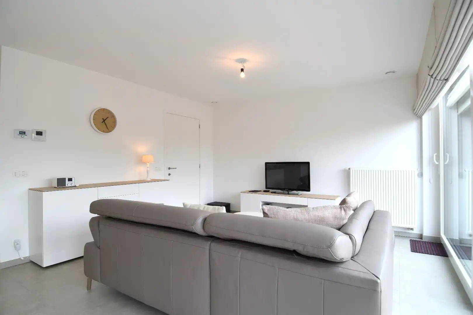 Recent appartement met 2 slaapkamers, ruim zonnig terras én zolder te koop in Sint-Eloois-Winkel foto 5