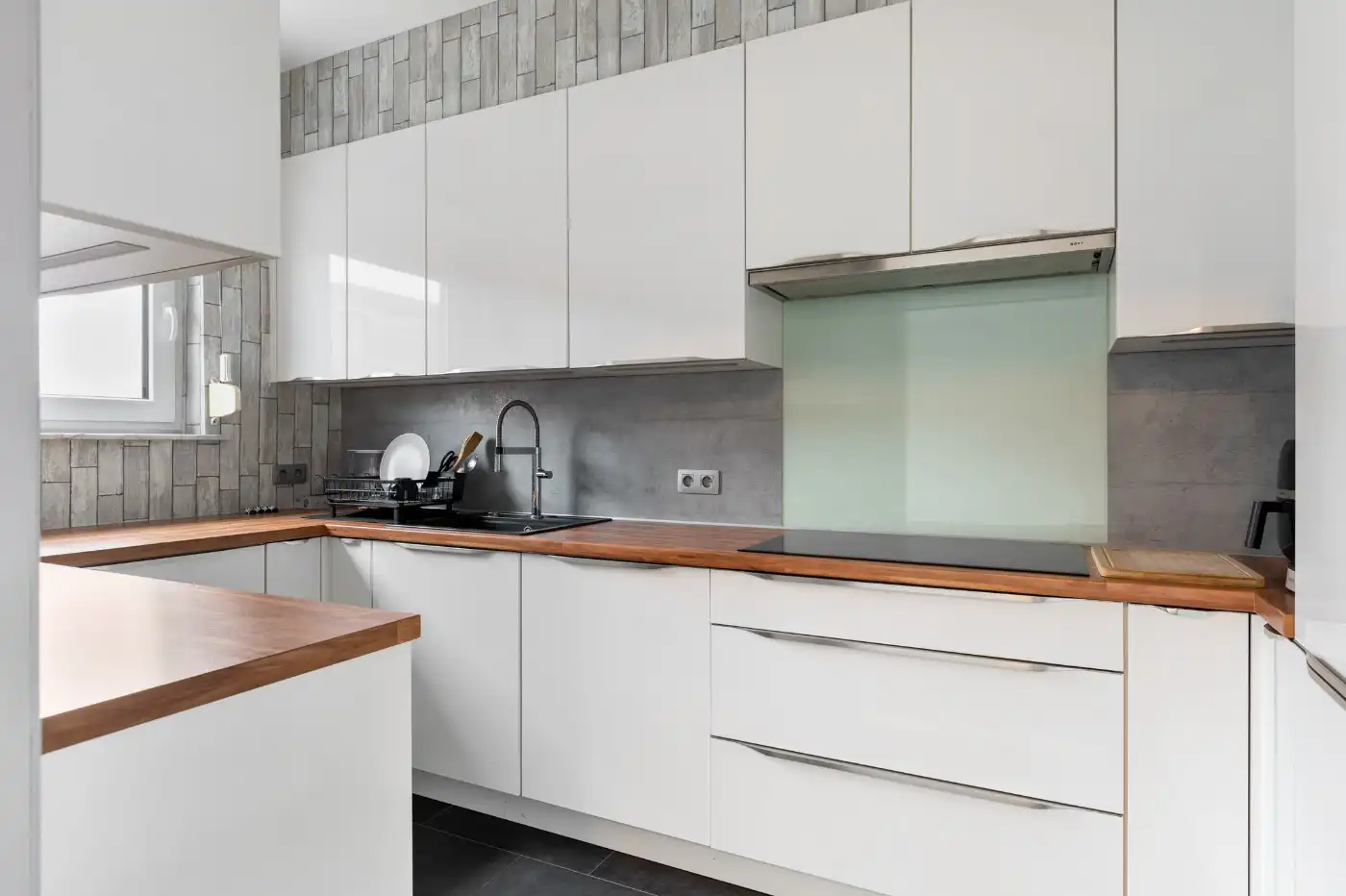 Instapklaar appartement met 2 slpk., balkon en garagebox foto 5