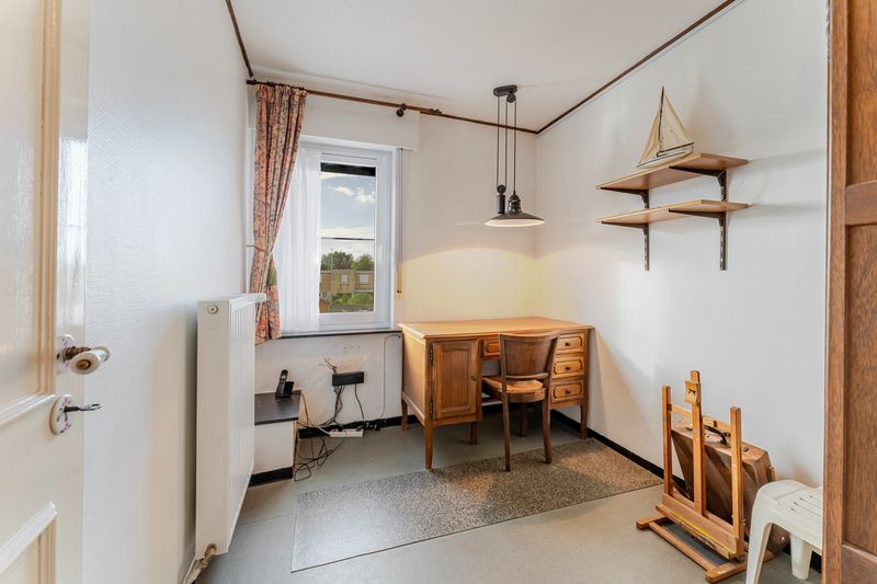 Roeselare-stadsrand. Uiterst verzorgde en goed gelegen woning met 3 slaapkamers en aparte ingang garagestraat. Gunstig EPC & conform elektriciteitsattest ! foto 11