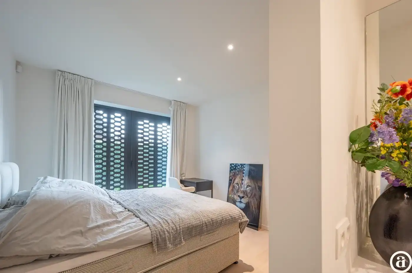 Alleenstaande moderne villa gelegen in een rustige residentiële omgeving te Knokke.  foto 10