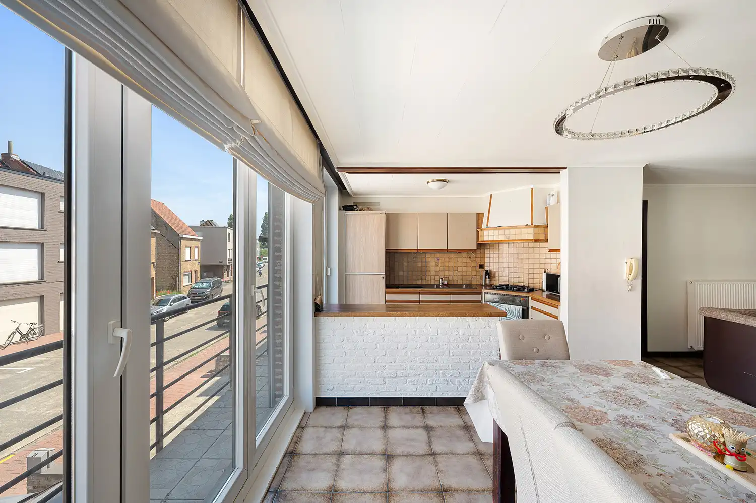 Rustig gelegen bel-etage woning met heel grote garage, oprit en zonnige koer in het centrum van Heist foto 4