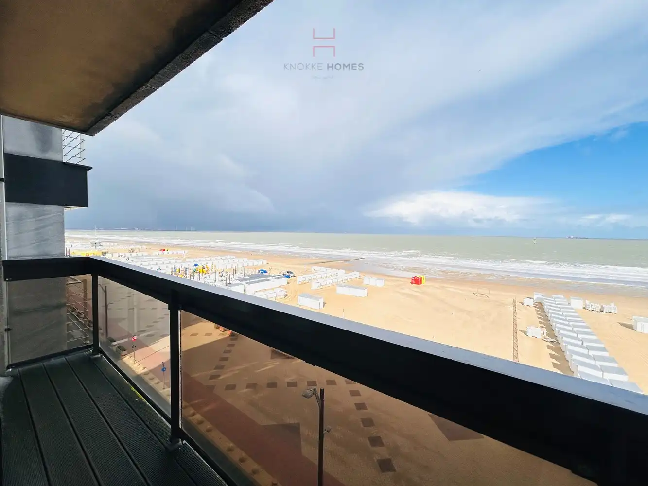 Ruim twee- slaapkamerappartement met frontaal zeezicht foto 5