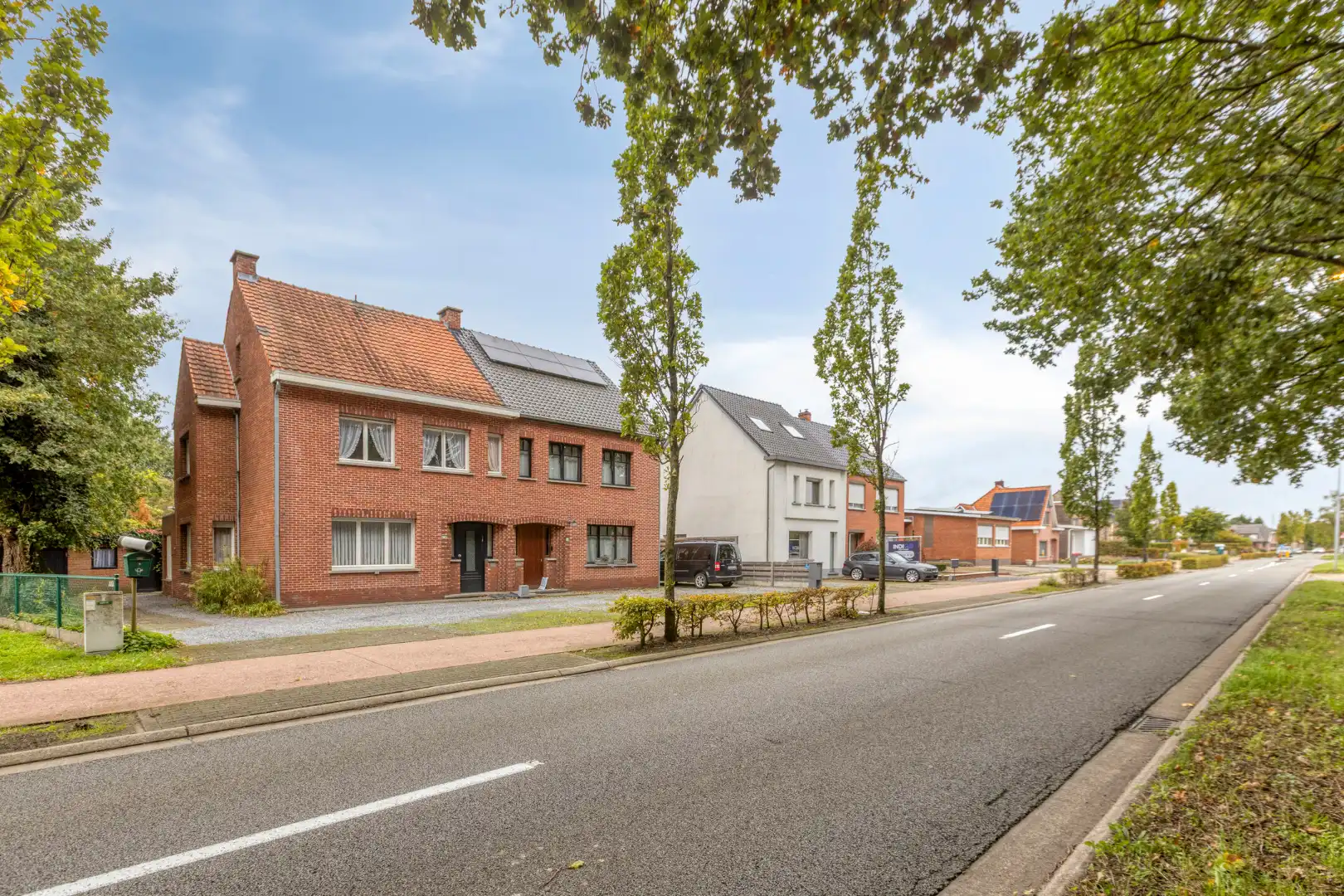 Te renoveren woning met 3 slaapkamers en ruime tuin op 1.065 m² te OLV Olen !  foto {{pictureIndex}}