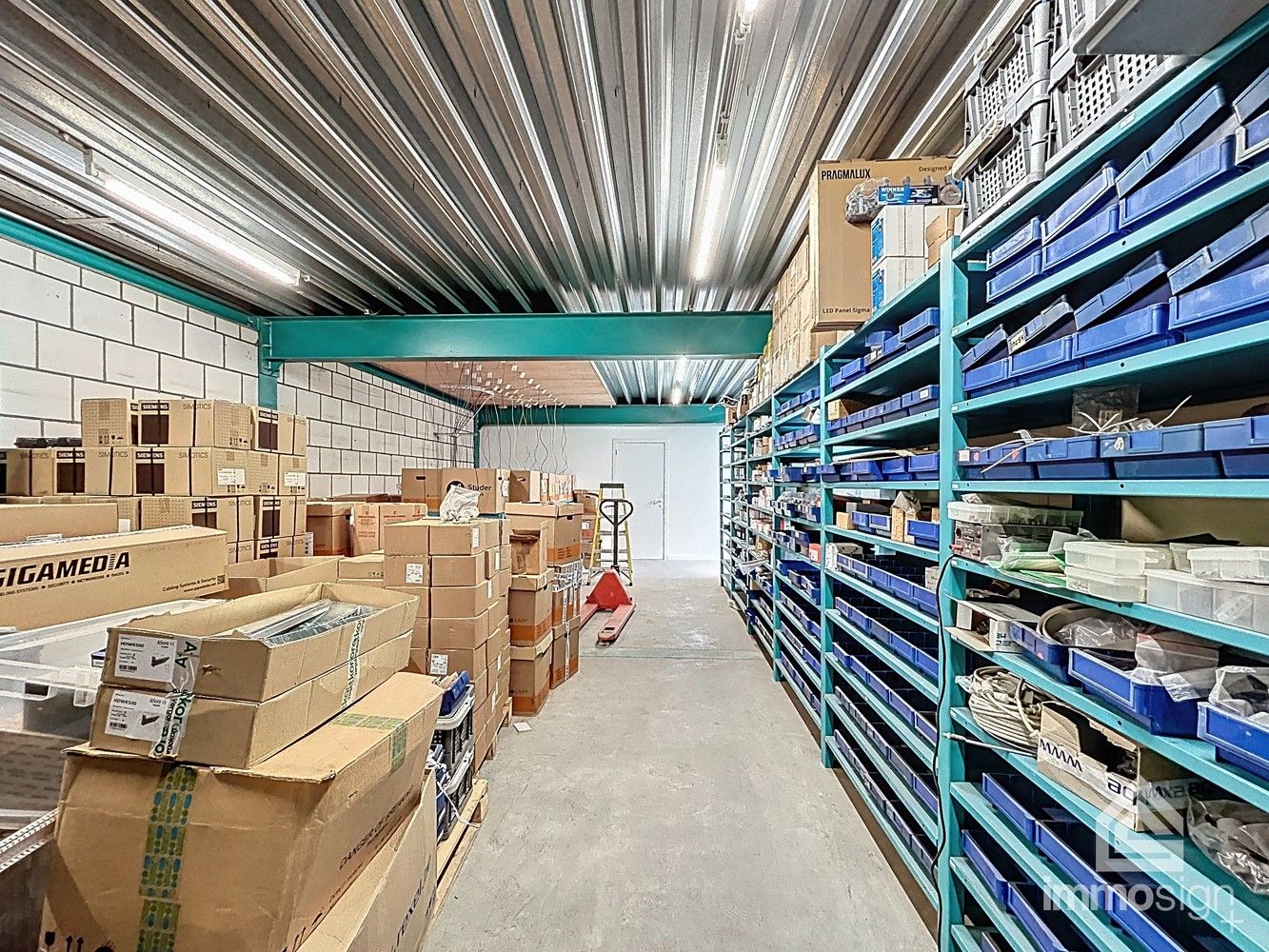 Handelspand met magazijn, kantoorruimte en instapklare woning te Lommel foto 13