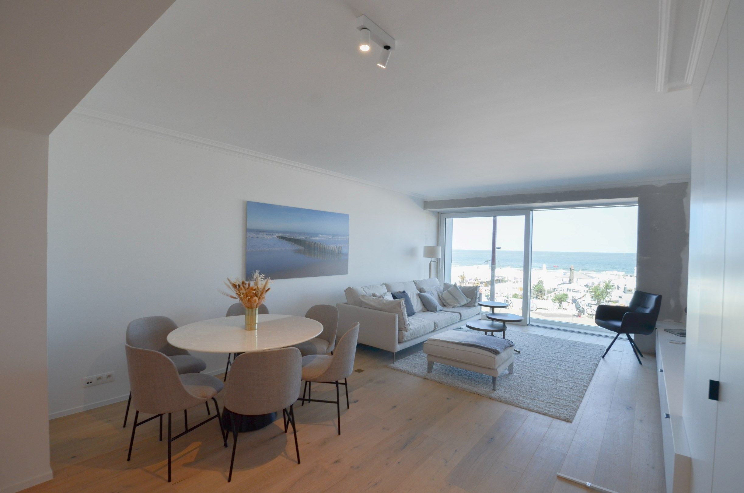 Stijlvol, recent gerenoveerd appartement met frontaal zeezicht. foto {{pictureIndex}}