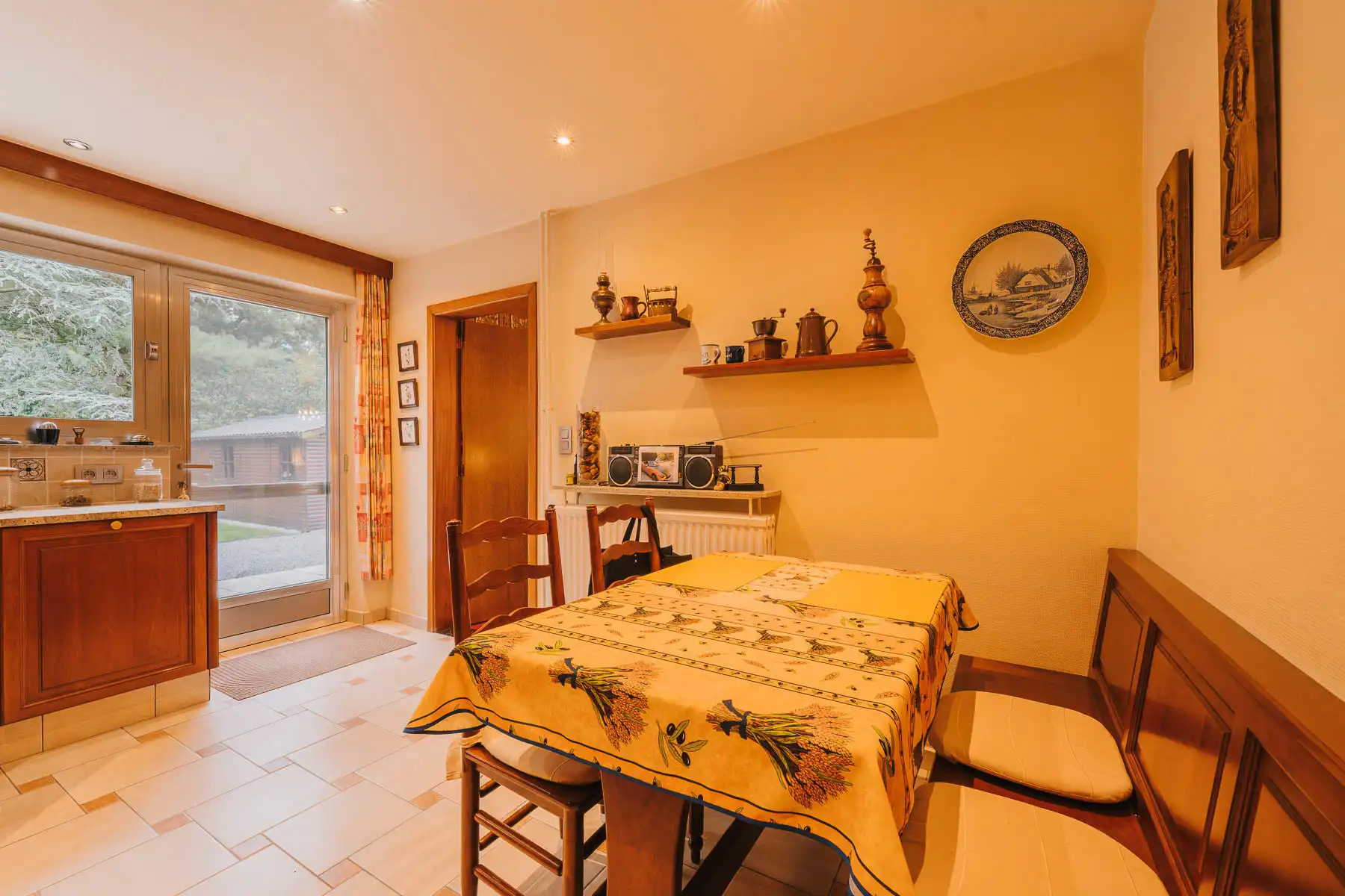 Rustig gelegen sfeervolle bungalow op een groen perceel foto 10