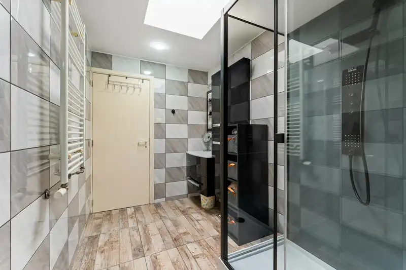 Centrum Roeselare - Instapklare woning met 3 slaapkamers, veranda en gezellige tuin. foto 8