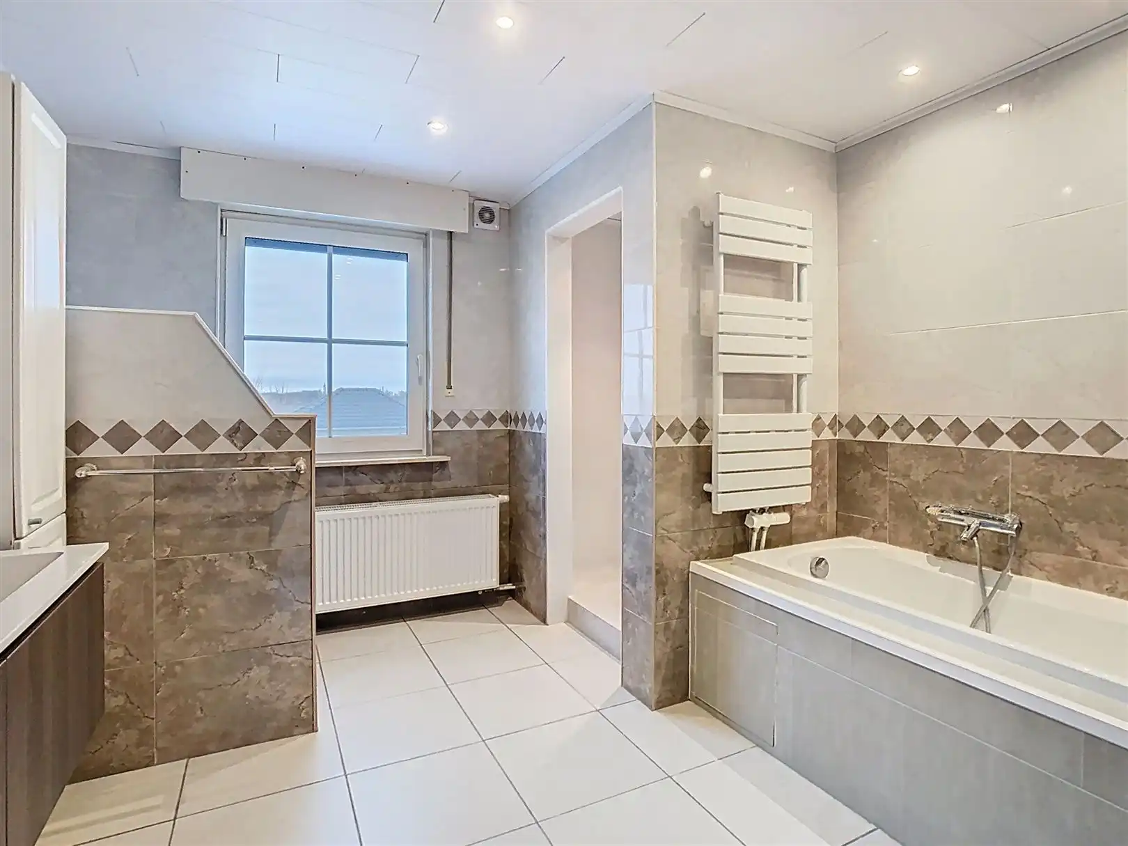 RUIME VILLA MET 4 SLPK EN MOOIE TUIN foto 15