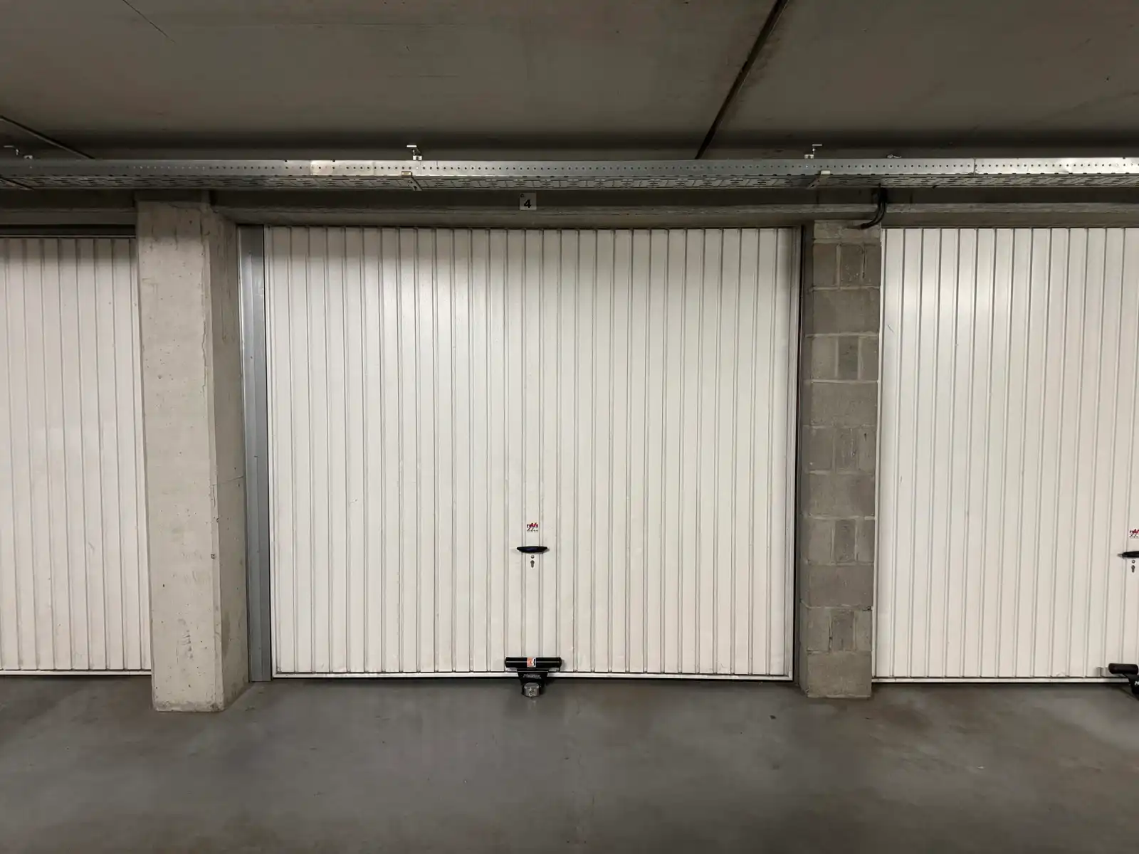 Ondergrondse garagebox met sectionale poort foto {{pictureIndex}}