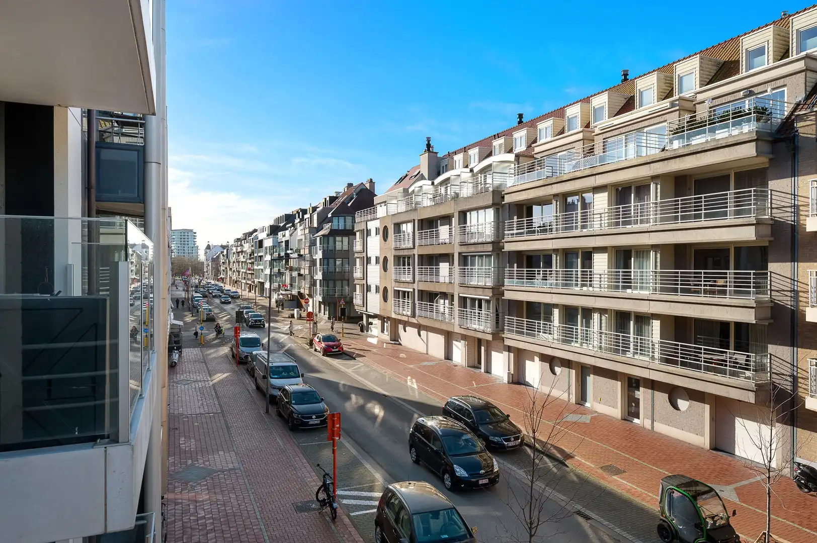 Instapklaar appartement gelegen op een centrale ligging te Knokke, vlakbij de winkels en de zee. foto 2