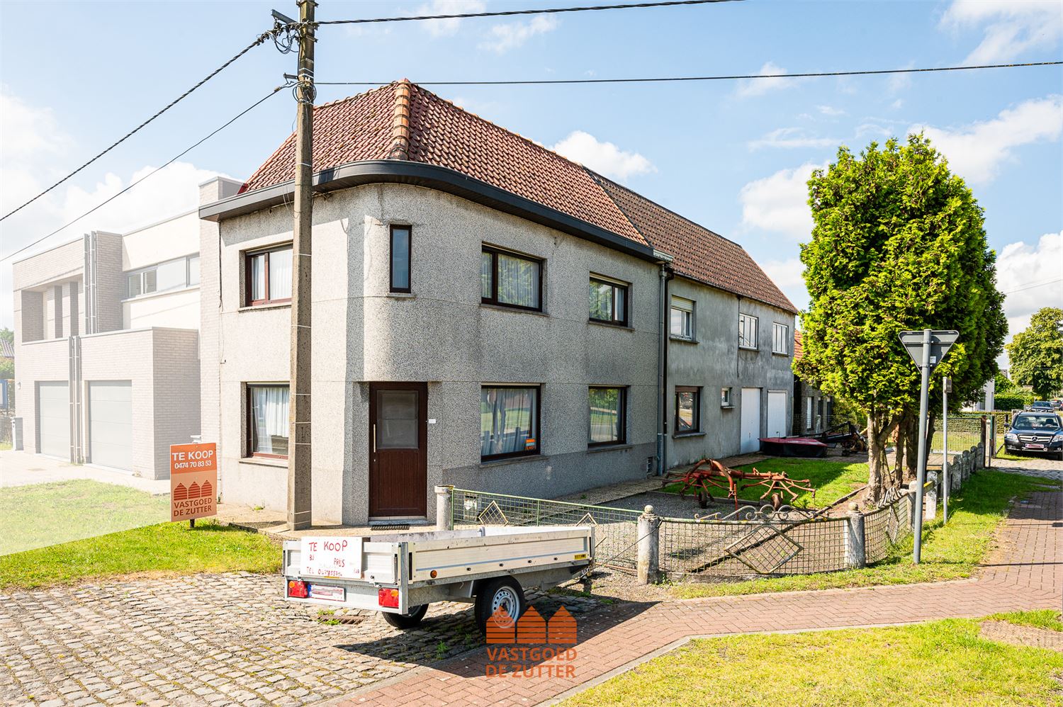 Gesloten bebouwing met 3 slaapkamers en 2 grote garages foto 2