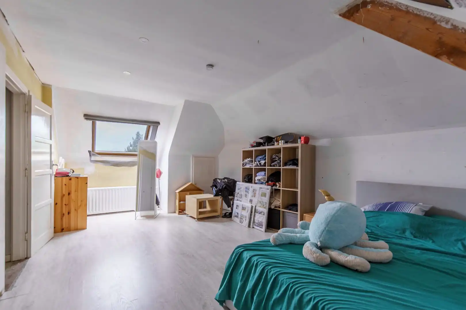 Ruime woning met vier slaapkamers en grote tuin foto 27