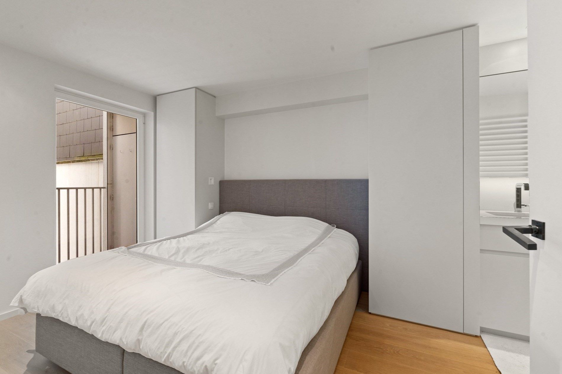 Mooi gerenoveerd, ruim 2 slaapkamer-appartement met mooie gevelbreedte centraal gelegen op de Lippenslaan te Knokke.  foto 15