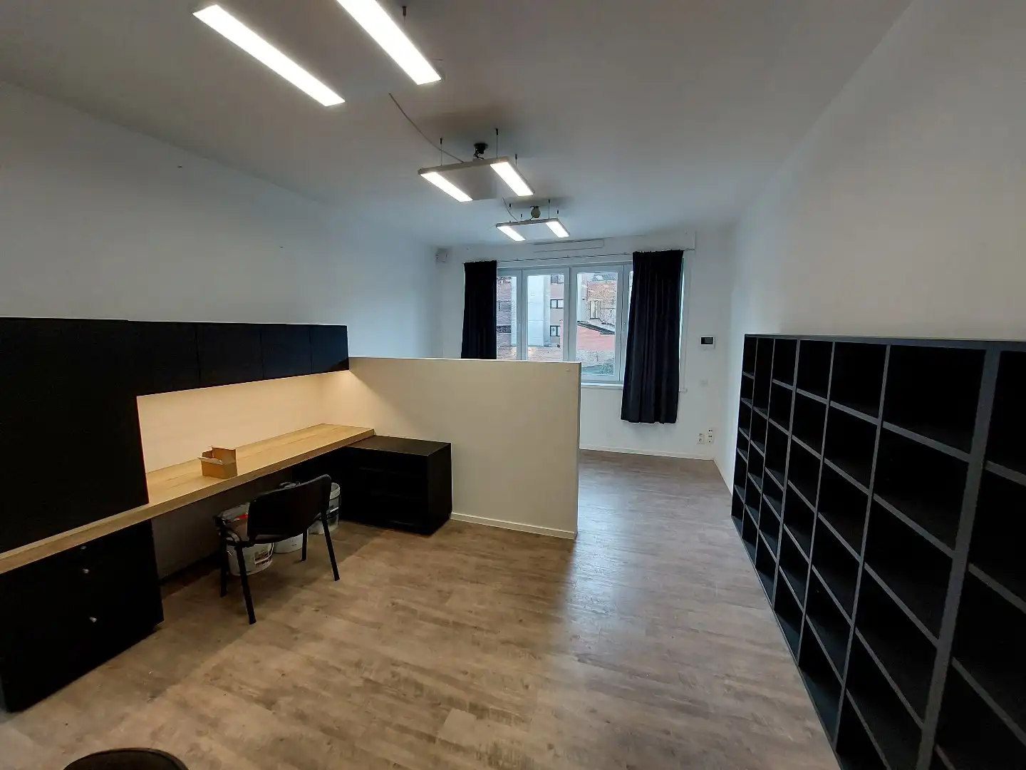 Strategisch gelegen kantoorruimte (48m²) nabij de rechtbank en het station. foto {{pictureIndex}}