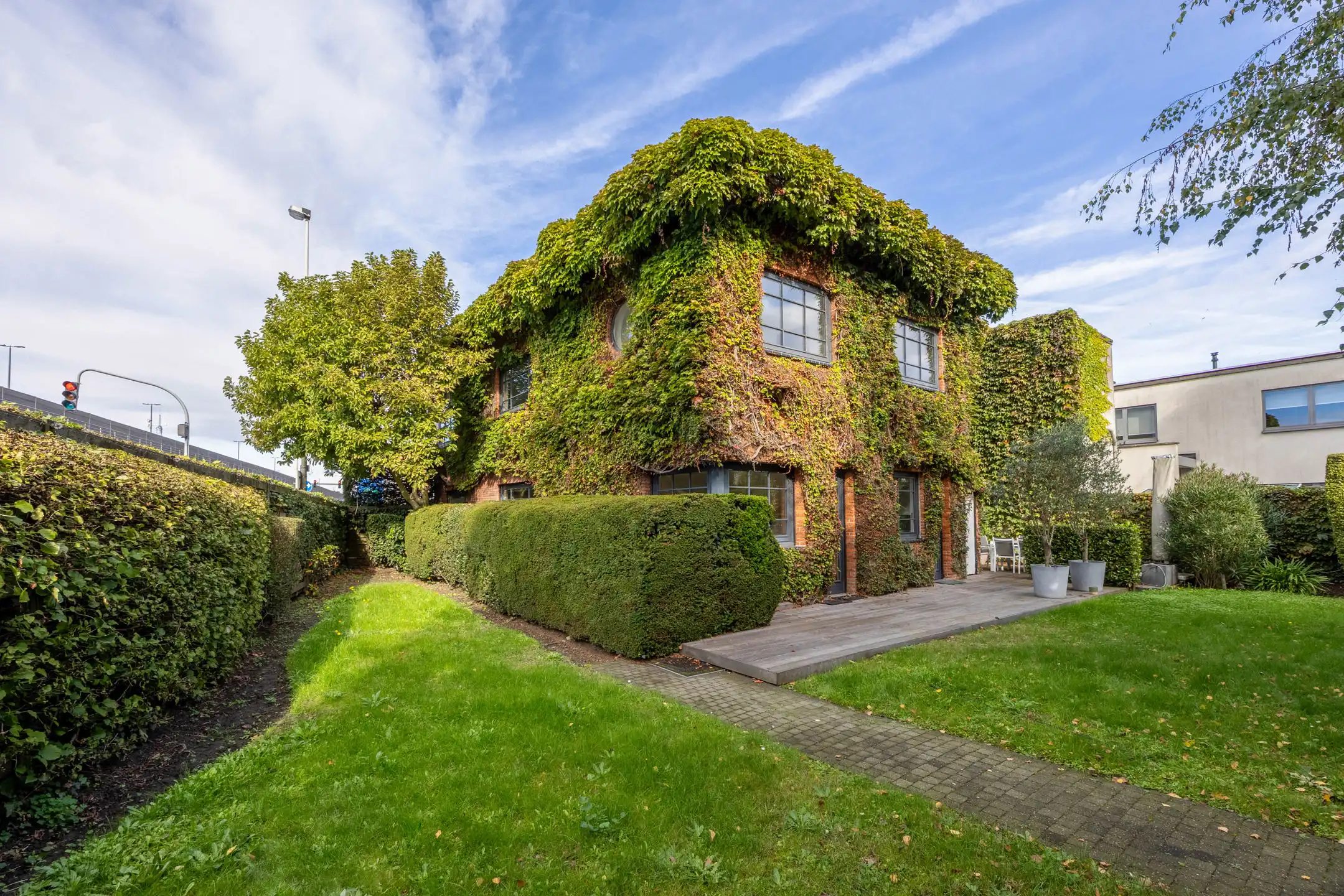 Bijzondere karakterwoning met tuin en praktijkruimte foto {{pictureIndex}}