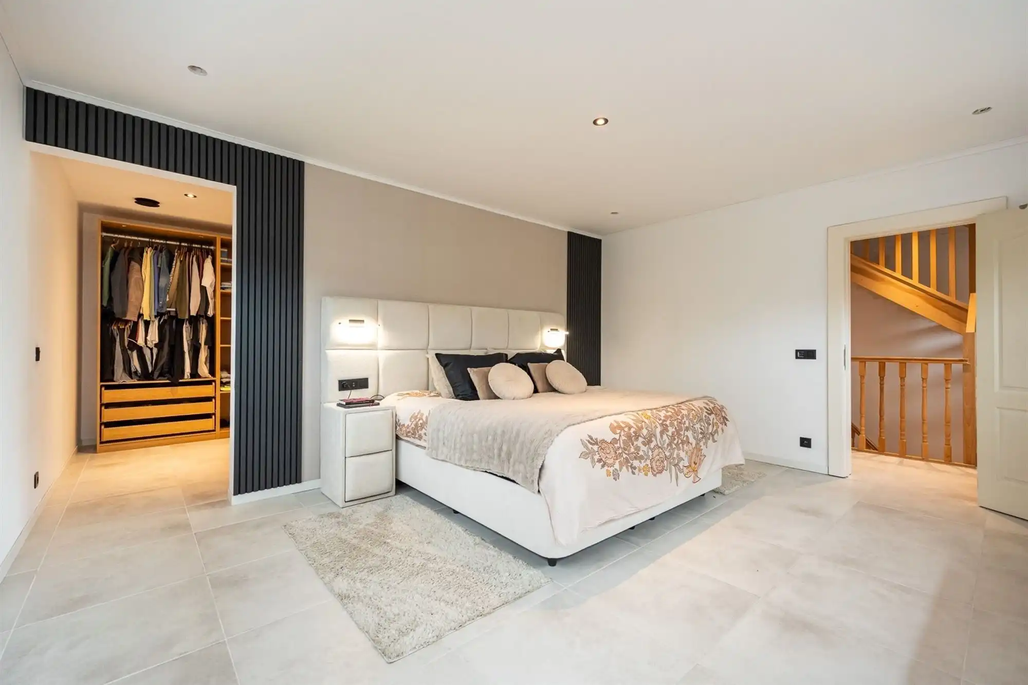 Ruime moderne woning met royale tuin  foto 14