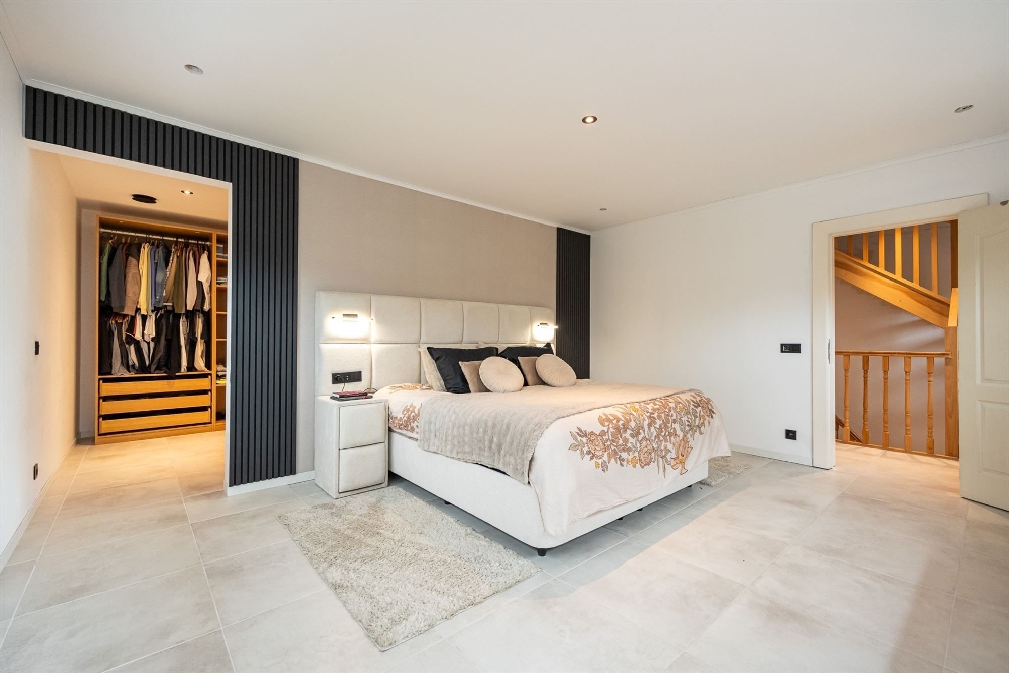 Ruime moderne woning met royale tuin  foto 14