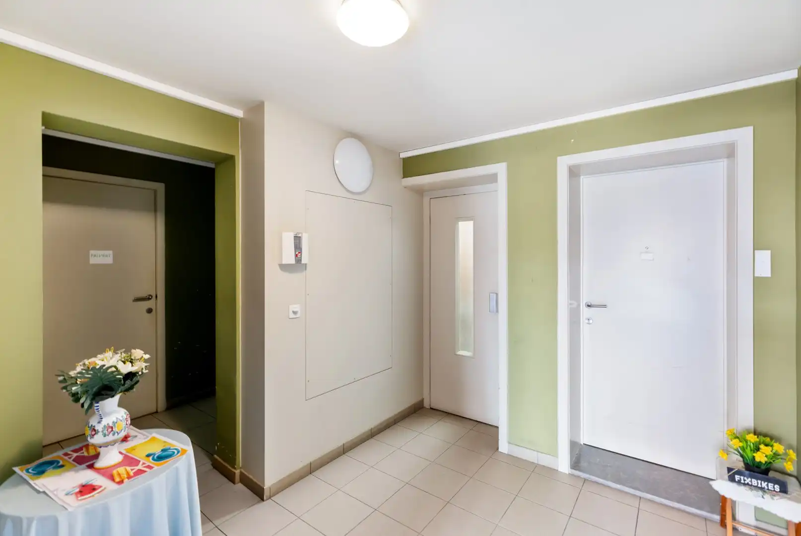 Uitstekend onderhouden opbrengsteigendom met 7 instapklare appartementen en 2 garages in het centrum van Izegem foto 2