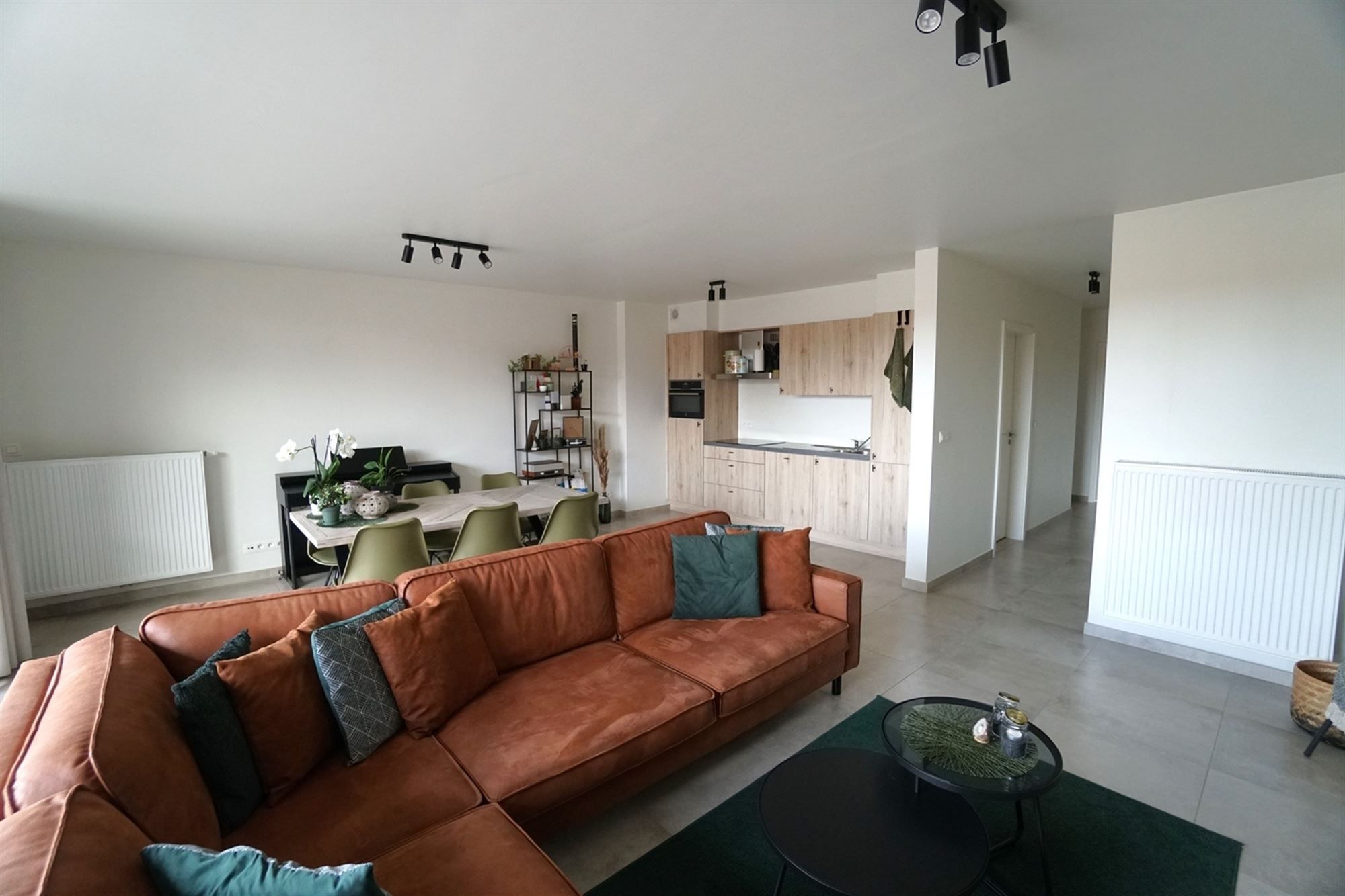Prachtig  2-slpk appartement met lift, ruim zonnig terras en garage in centrum Oosteeklo foto 3